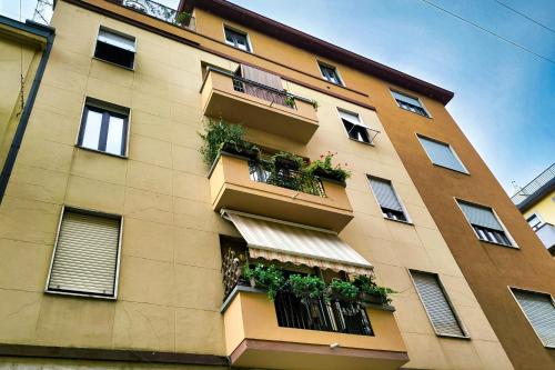 Just Urban Stays - Bright New 2BR Apartment in city Center - M2 and M4