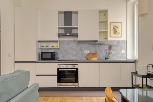 Just Urban Stays - Bright New 2BR Apartment in city Center - M2 and M4
