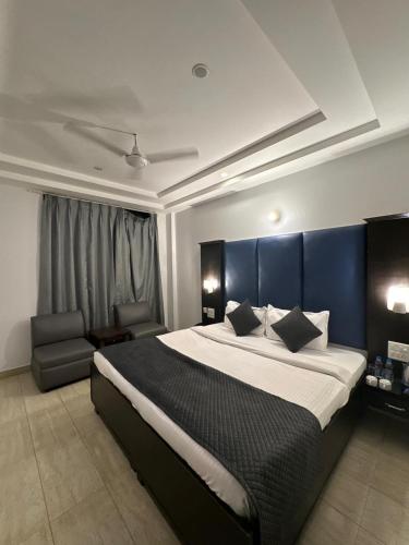 a bedroom with a large bed and a couch at Hotel Chandigarh Grand and Banquet in Manī Mājra