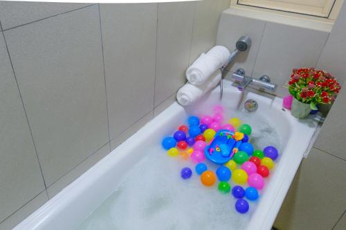 Una bañera llena de pelotas en un baño. en KidsCastle Treehouse Afiniti Walk to Legoland JB, en Iskandar Puteri