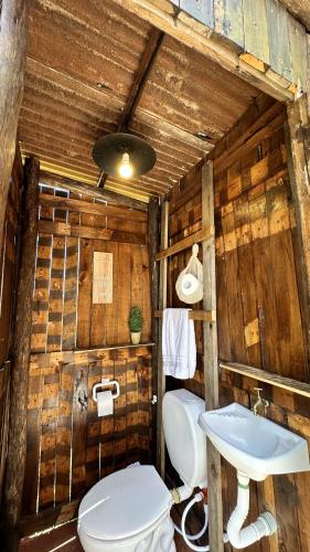 a bathroom with a toilet and a sink at Playa & Campo - Experiencia Glamping en Mar de Ajó in Mar de Ajó
