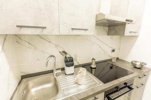 a kitchen with a sink and a counter top at La Casa di Pan in Cremeno