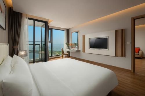 Una televisión o centro de entretenimiento en DeLaSea Ha Long Hotel - Modern Bayview Escape