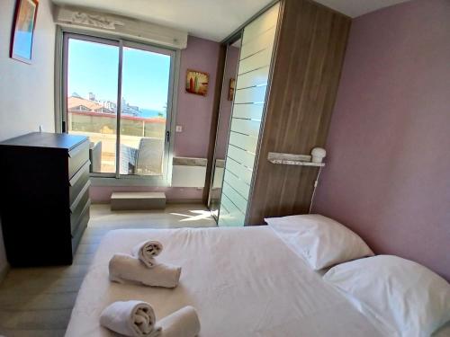 Postel nebo postele na pokoji v ubytování Vue sur mer et plage de Marbella
