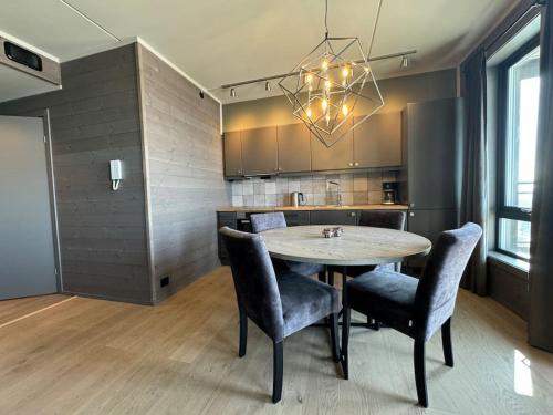 une salle à manger avec une table et des chaises dans une cuisine dans l'établissement Riddertunets hygge, à Beitostøl