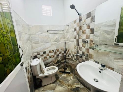 ウェリガマにあるNew Well Houseのトイレと洗面台付きのバスルーム