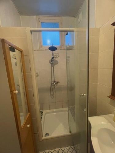 une salle de bain avec douche et lavabo dans l'établissement T1 Proche centre et cité Tirlet, à Châlons-en-Champagne
