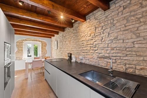 Η κουζίνα ή μικρή κουζίνα στο Villa Eufemia