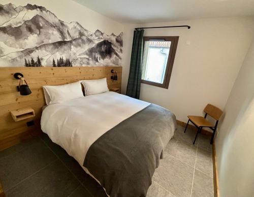 une chambre avec un grand lit avec un tableau au mur dans l'établissement Alchimie C12 - Multipass inclu, à Châtel