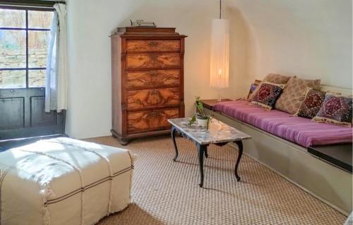 un salon avec un canapé et une table dans l'établissement Beautiful Apartment In Fons Sur Lussan, à Fons-sur-Lussan