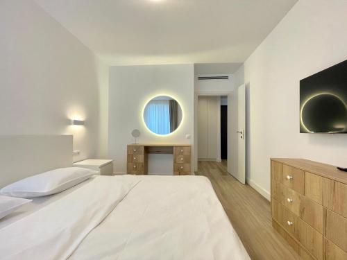 Ένα ή περισσότερα κρεβάτια σε δωμάτιο στο Apartament No 403 Lebada Lake Residence