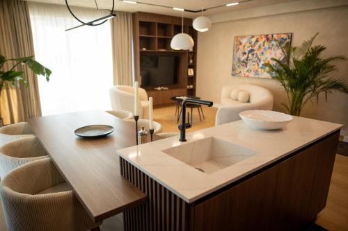 Ruang duduk di Penthouse Lebada Lake View