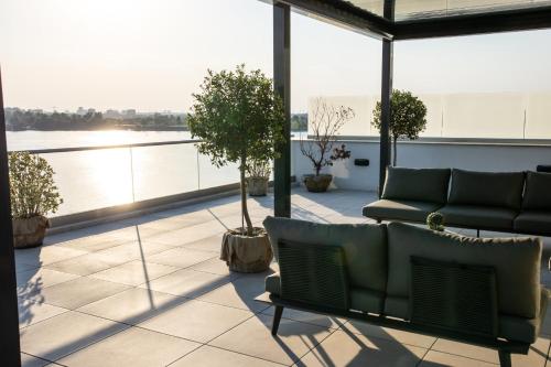 Ruang duduk di Penthouse Lebada Lake View