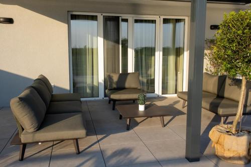 Ruang duduk di Penthouse Lebada Lake View