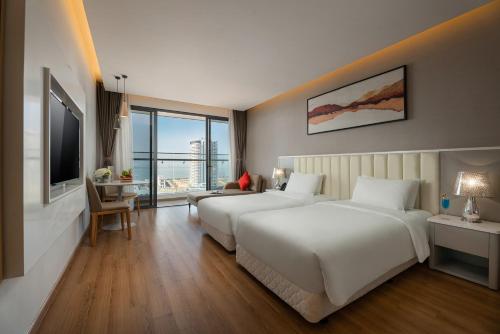 Cama o camas de una habitación en DeLaSea Ha Long Hotel - Modern Bayview Escape