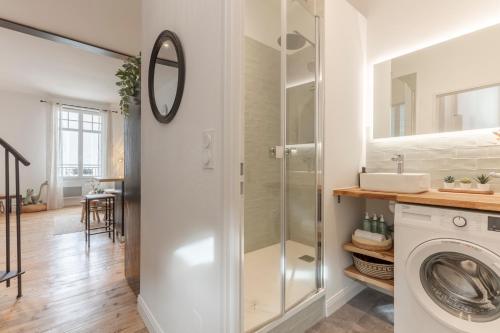 une salle de bain avec douche et machine à laver dans l'établissement Duplex des Halles 3 chambres, à Pau