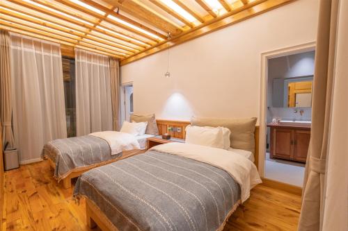 Ένα ή περισσότερα κρεβάτια σε δωμάτιο στο Shaxi Upstay