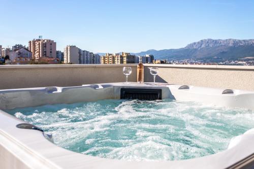 Fotografia z galérie ubytovania Luxury modern penthouse w jacuzzi & huge terrace v Splite