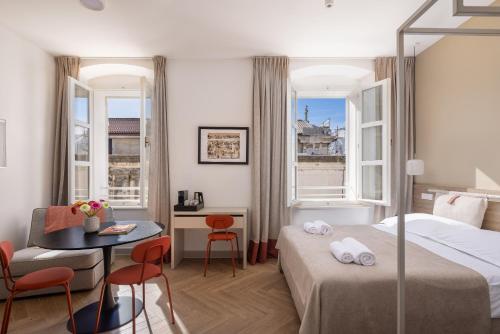 Postel nebo postele na pokoji v ubytování PIAC Luxury Suites