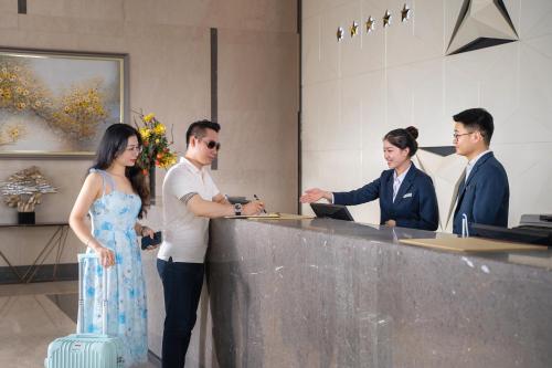 Clientes alojados en DeLaSea Ha Long Hotel - Modern Bayview Escape