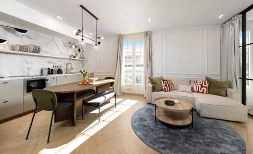 un salon avec un canapé et une table dans l'établissement Designer Top Floor Peaceful Elevator Fiber Wifi, Balcony, à Nice