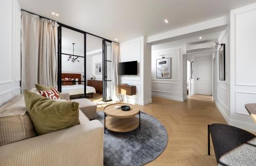 un salon avec un canapé et une table dans l'établissement Designer Top Floor Peaceful Elevator Fiber Wifi, Balcony, à Nice