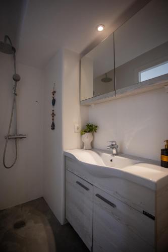 Gallery image of Sing and Blossom Accommodation in Mýkonos City