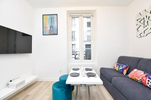 un salon avec un canapé et une télévision dans l'établissement Charming apartment - 1BR-2P - Petit-Montrouge, à Paris