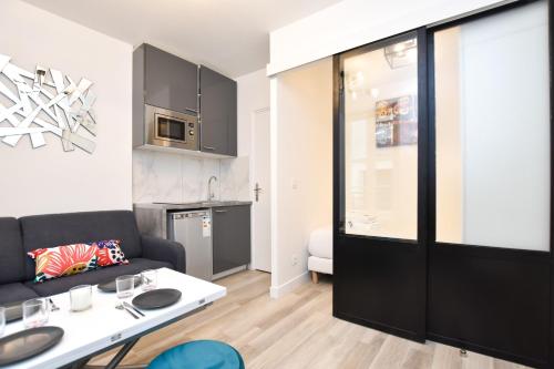 un salon avec un canapé et une table dans l'établissement Charming apartment - 1BR-2P - Petit-Montrouge, à Paris