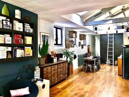 un salon avec une grande pièce dotée d'étagères dans l'établissement Loft de charme Louvre Tuileries Palais Royal, à Paris