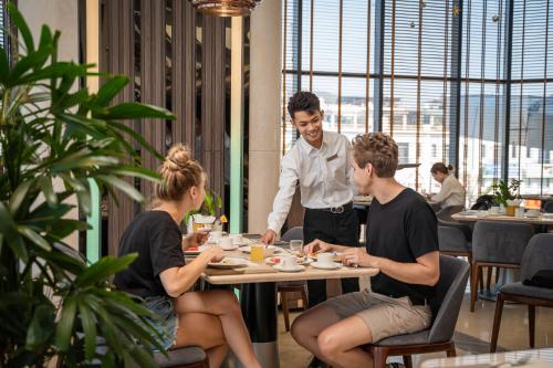 Clientes alojados en DeLaSea Ha Long Hotel - Modern Bayview Escape
