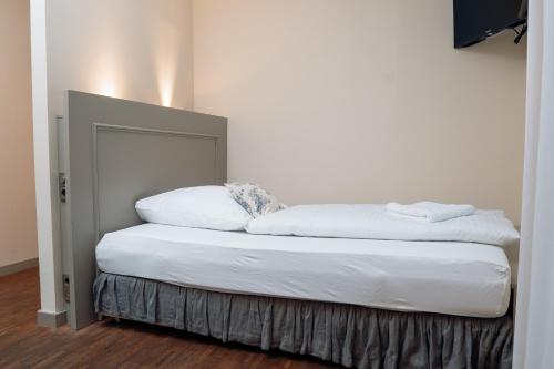 Ένα ή περισσότερα κρεβάτια σε δωμάτιο στο Friedrich von Schiller Hotel