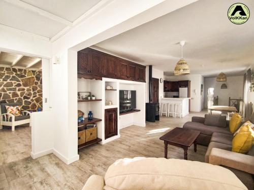 ein Wohnzimmer mit Sofa und Tisch in der Unterkunft VolKKanrentals Casa La Hoya in Famara