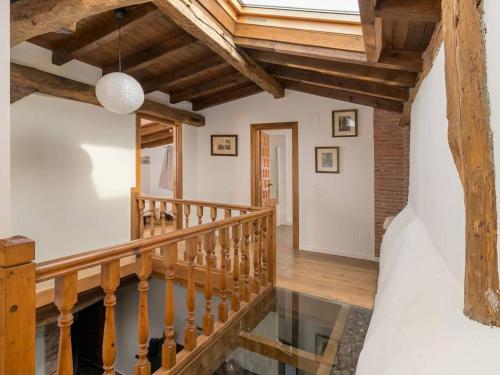 OruñaにあるChalet Sukaのアーチ型天井の家の木製階段