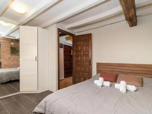 OruñaにあるChalet Sukaのベッドルーム1室(ベッド1台、動物2匹の詰め物付)