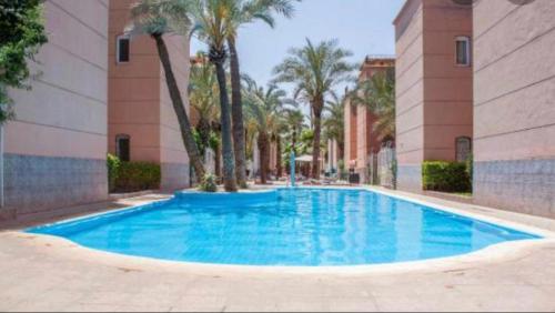 Piscina de la sau aproape de Riad Oued Issil