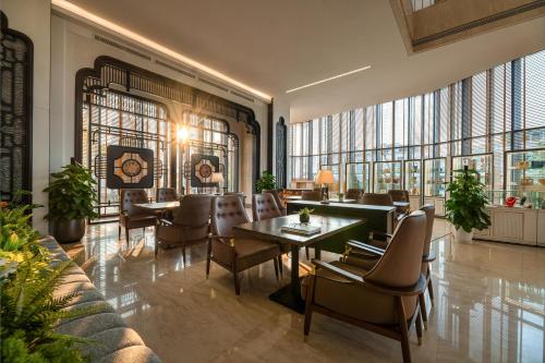 Zona de estar de DeLaSea Ha Long Hotel - Modern Bayview Escape