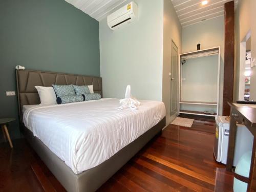 Una cama o camas en una habitación de Saijai Cafe and Hostel