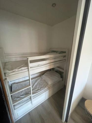 Cette chambre blanche comprend 2 lits superposés. dans l'établissement Palma Studio bis 4 pers - 100m plage, à Port-la-Nouvelle