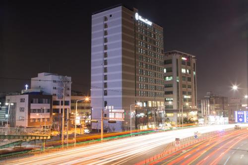 um edifício alto numa cidade à noite em Hotel L'art Gimpo em Gimpo