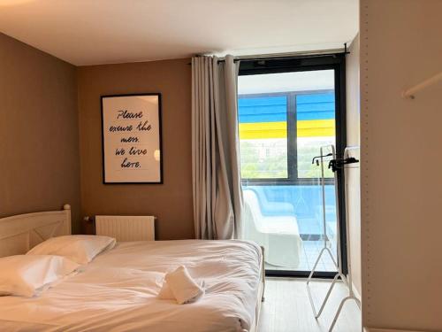 - une chambre avec un lit à côté d'une fenêtre dans l'établissement Appartement 2 voyageurs à proximité des gares, à Lille