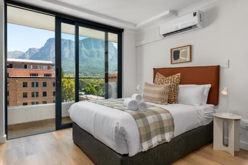 Postel nebo postele na pokoji v ubytování Newlands Peak Apartments
