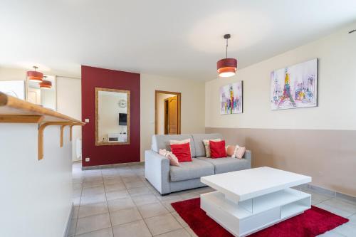 ein Wohnzimmer mit Sofa und Tisch in der Unterkunft Fééria - Appartement au calme proche de Disneyland Paris in Chessy