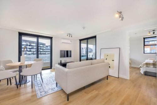 Ruang duduk di Newlands Peak Apartments