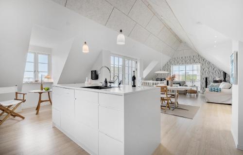 Una cocina o cocineta en Amazing Home In Hurup Thy