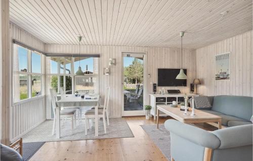 セビーにある2 Bedroom Amazing Home In Sæbyのソファとテーブルのあるリビングルーム