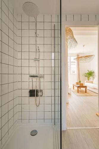 une salle de bain avec douche carrelée de blanc dans l'établissement Le Pytheas - Nid douillet à deux pas du vieux port, à Marseille