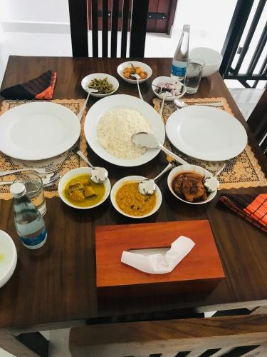 Makanan di atau berdekatan rumah tamu ini