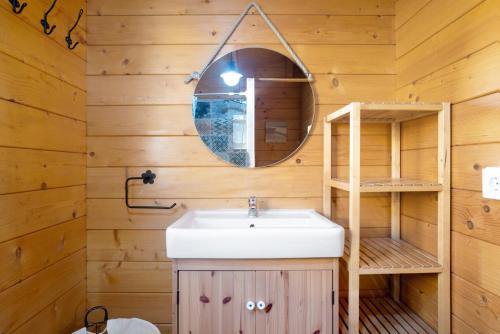 un baño con lavabo y espejo en La Cabaña en Vejer, en Vejer de la Frontera