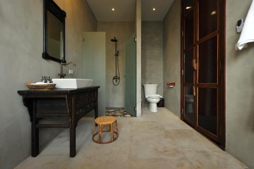 a bathroom with a sink and a toilet at Villa Bangkok in Bangkok
